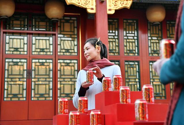 曾经的“中国魔水”健力宝，换颜故宫IP逆天时尚